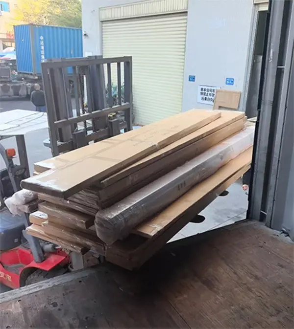 Racks de roupas foram entregues com sucesso em Dubai