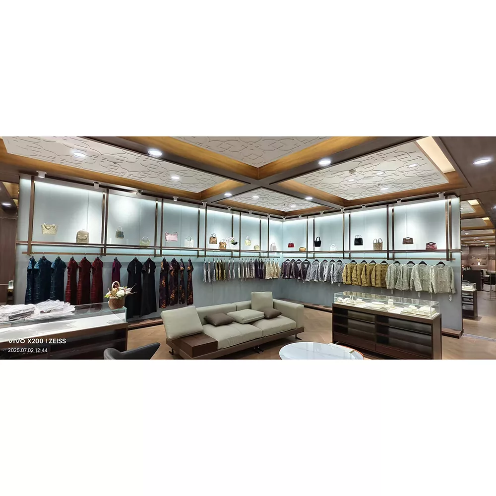 Expositor de roupas femininas de ferro