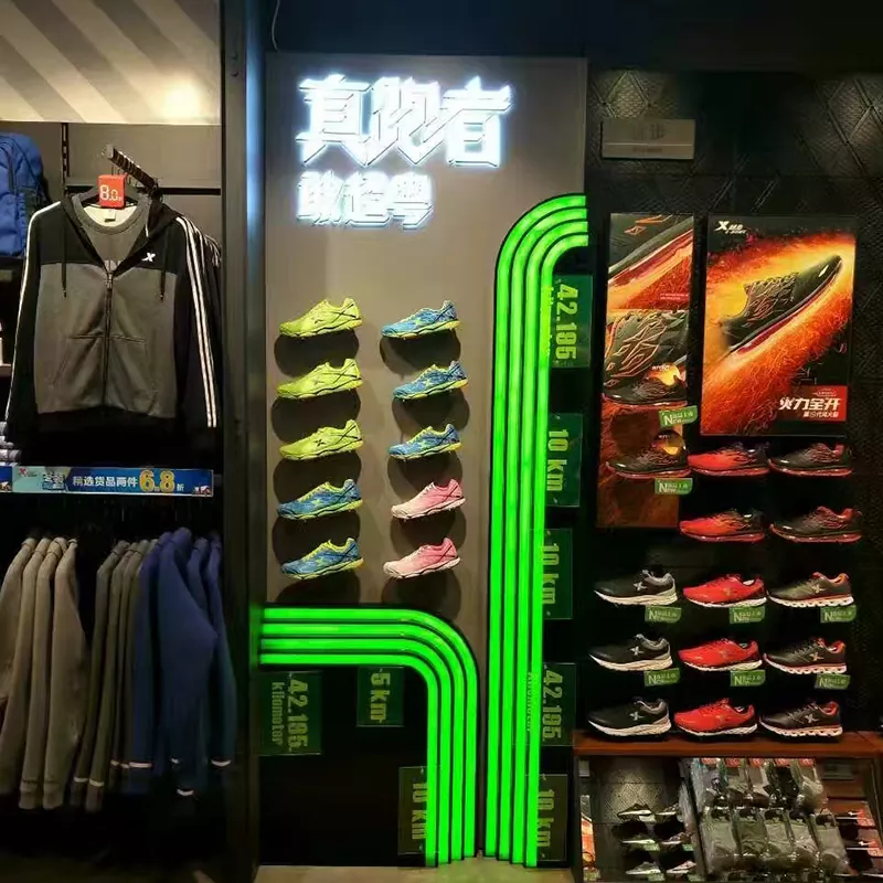 Exibição de janela de fitness esportiva masculina