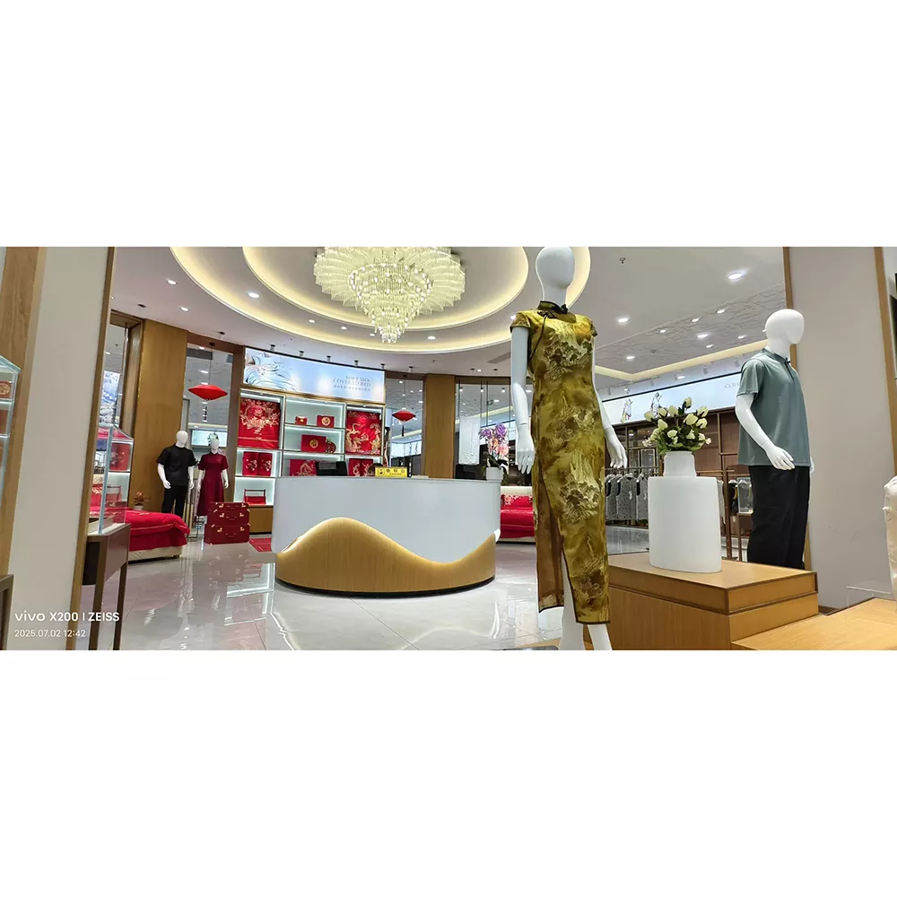 Expositor de roupas femininas de madeira